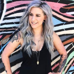 Meet your Posher, Elise